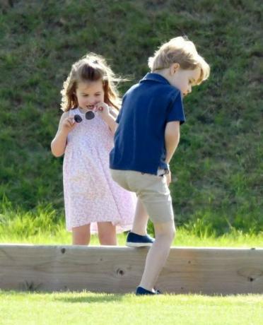 Prince George dan Princess Charlotte Mainkan dengan Kate Middleton