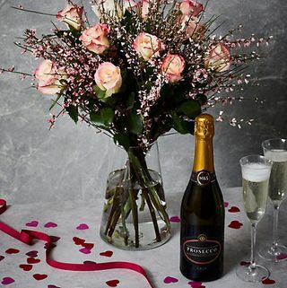 Bundel Dozen Pink Roses & Prosecco (Pengiriman mulai 9 Februari 2023)