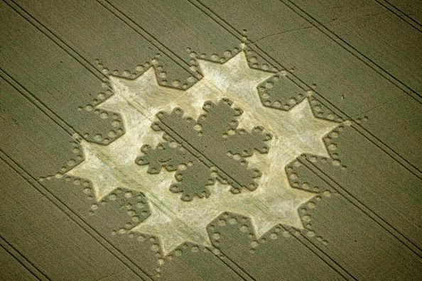 crop circle 'kepingan salju' dekat alton barnes, wiltshire, 1997 artist ehrchme staff photographer