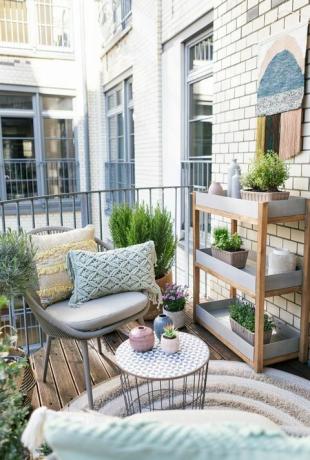 ide balkon makeover balkon ruang kecil, menampilkan gaya boho, pastel lembut dan banyak tekstur berlapis