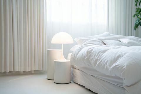 Lampu meja di sudut kamar