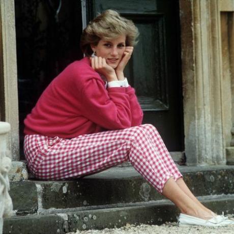 diana, putri wales 1961 1997 duduk di tangga rumahnya, rumah highgrove, di doughton, gloucestershire, 18 juli 1986 foto oleh tim graham perpustakaan foto via getty images