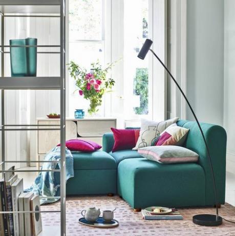 ruang tamu dengan sofa teal