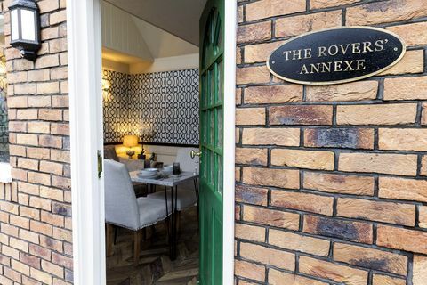 penggunaan editorial saja 'the rvers' annexe' diresmikan di set jalan penobatan, seperti yang tercantum di airbnb, memberi penggemar pengalaman sekali seumur hidup untuk tinggal di rumah pop up mandiri di atas jalan berbatu, manchester issue date selasa 18 Mei 2021 pa foto selama menginap tamu akan diambil secara pribadi tur set diikuti dengan makan malam hotpot dan kesempatan untuk menonton kredit foto episode corrie klasik selama beberapa dekade harus dibaca fabio de paolapa kawat