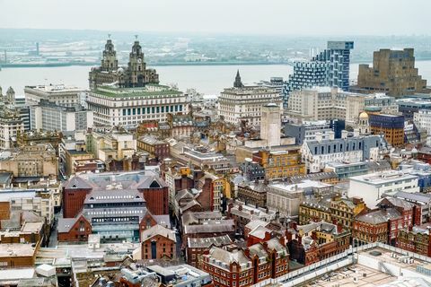 pemandangan yang ditinggikan dari cakrawala ikon liverpool dari pedalaman, melihat ke laut, waktu matahari terbenam lebih awal, wirral timur dapat dilihat di kejauhan, termasuk dermaga birkenhead, seacombe, gedung hati kerajaan, tiga rahmat dan wallasey3 november 2015