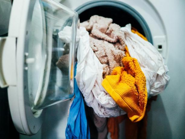 pakaian di mesin cuci