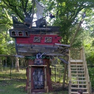 Treehouse Kapal Bajak Laut