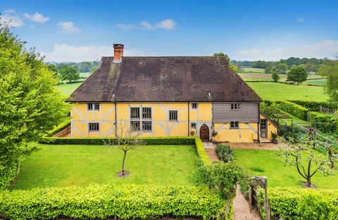 Sebuah pondok terdaftar Grade II yang indah, Froggats Cottage, di Surrey, yang telah tampil di episode baru-baru ini dari Escape to the Country BBC, sekarang di pasaran dengan harga 1,6 juta poundsterling. 