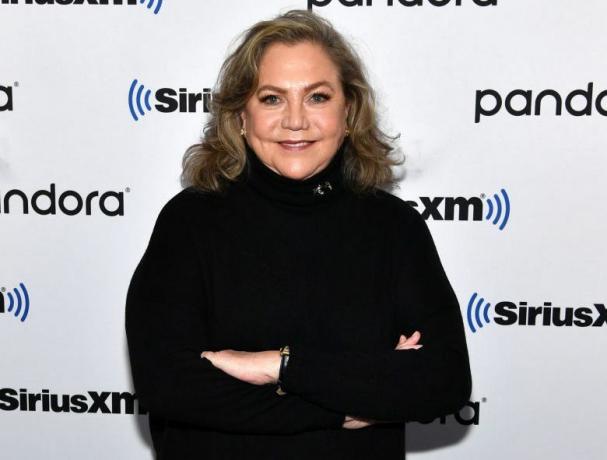 new york, new york 12 november aktris liputan eksklusif kathleen turner mengunjungi studio siriusxm pada 12 november 2019 di kota new york foto oleh slaven vlasicgetty images