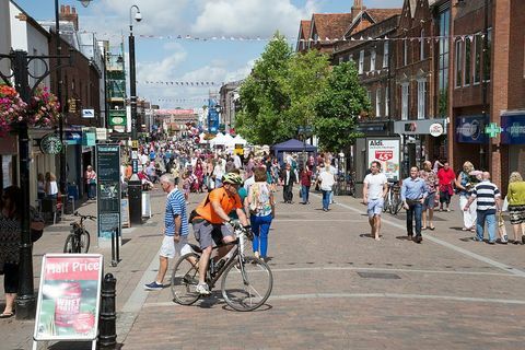 Belanja jalan raya sibuk Newbury Berkshire UK