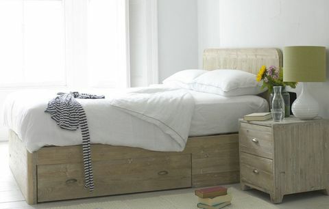 Tempat tidur Woody, £ 895; Kabinet samping tempat tidur tahi lalat, £ 195; keduanya Loaf