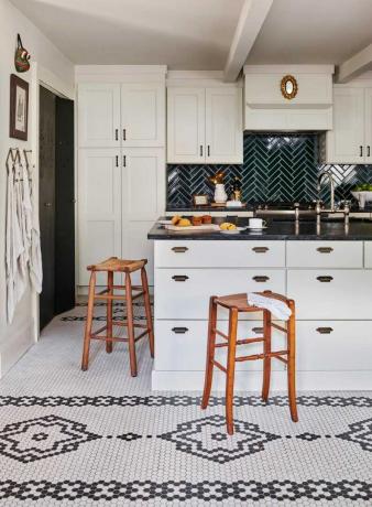 dapur dengan lantai keramik hitam putih dan backsplash