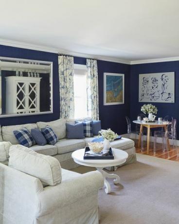 wallpaper biru, sofa putih, kursi hantu, meja kopi putih