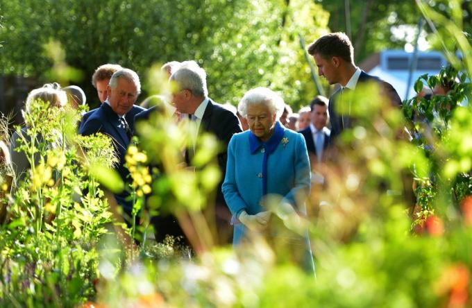 london, inggris 18 Mei pangeran charles, pangeran wales dan ratu elizabeth ii menghadiri bunga chelsea tahunan tampil di royal hospital chelsea pada 18 mei 2015 di london, inggris foto oleh stuart c wilson wpa pool getty gambar-gambar