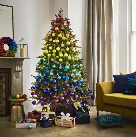 Rainbow Christmas Tree dengan pernak-pernik berwarna dan karangan bunga - John Lewis - Christmas 2018