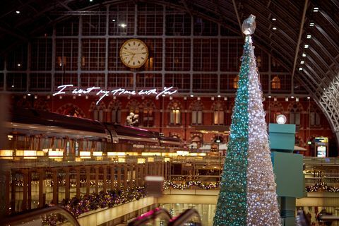 Tiffany & Co. dan Coty bermitra dengan stasiun St Pancras International untuk mengungkap pohon Natal beraroma pertamanya dan toko wewangian