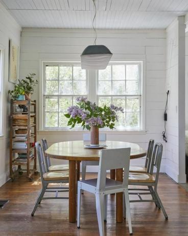 meja makan, ruang makan, meja kayu, kursi makan logam putih