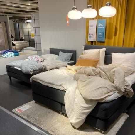 pembeli dan staf ikea turun di toko denmark