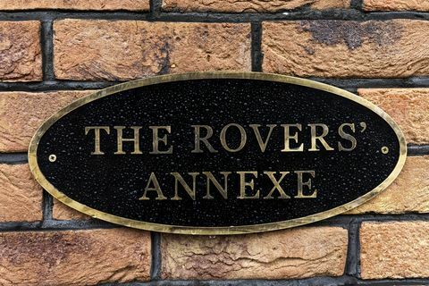 penggunaan editorial saja 'the rvers' annexe' diresmikan di set jalan penobatan, seperti yang tercantum di airbnb, memberi penggemar pengalaman sekali seumur hidup untuk tinggal di rumah pop up mandiri di atas jalan berbatu, manchester issue date selasa 18 Mei 2021 pa foto selama menginap tamu akan diambil secara pribadi tur set diikuti dengan makan malam hotpot dan kesempatan untuk menonton kredit foto episode corrie klasik selama beberapa dekade harus dibaca fabio de paolapa kawat