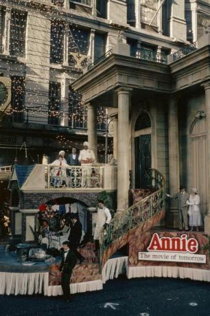 annie mengapung di parade hari thanksgiving macy 1981