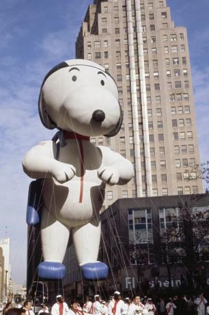 balon snoopy di parade hari thanksgiving macy tahun 1970