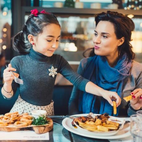 ibu dan anak perempuan saat makan malam