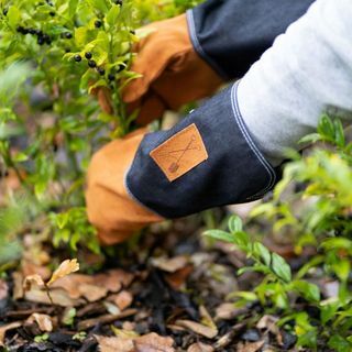 Sarung Tangan Berkebun Denim dengan Manset Gauntlet 