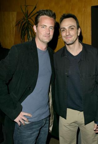 matthew perry dan hank azaria selama pemutaran perdana hank azarias nones perfect di writer guild theater di beverly hills, california, amerika serikat foto oleh j vespawireimage