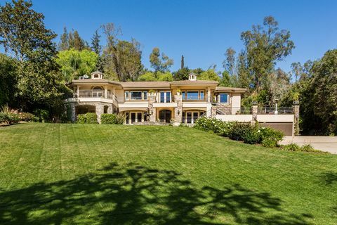 the studio city, california home that were as the exterior of kris jenner's residence in keep up with the kardashians