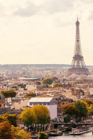 cakrawala paris dengan menara eiffel dan jembatan pont des arts saat matahari terbenam, perancis