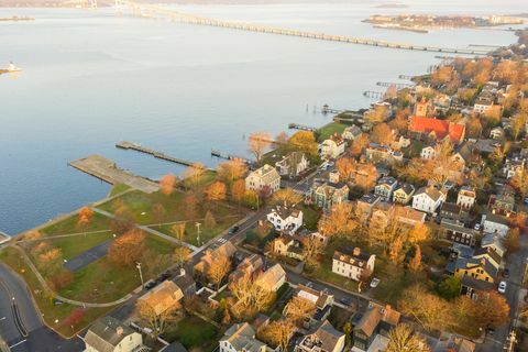 drone pemandangan udara pulau newport phode bangunan tradisi lama dengan laut dan pelabuhan kapal pesiar dengan musim panas jalanan