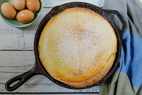 Pancake di wajan dekat mangkuk telur di atas meja