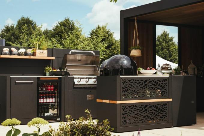 dapur luar ruangan, dapur modular luar ruangan yang terbuat dari baja berlapis aluminium dengan detail kayu iroko, desain rumah taman di pameran bunga istana hampton court