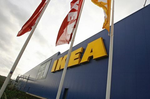 Bendera terbang di toko Ikea baru di Belfast