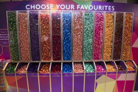 John Lewis Christmas Shop 2018 - Quality Street pick dan stasiun personalisasi campuran