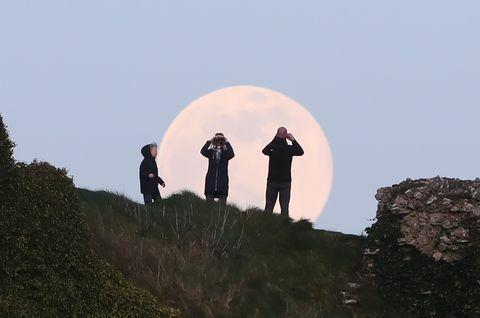 Supermoon Merah Muda