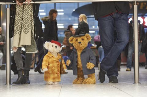 Iklan Heathrow Christmas - Steiff menyandang Doris dan Edward Bair di Bandara Heathrow