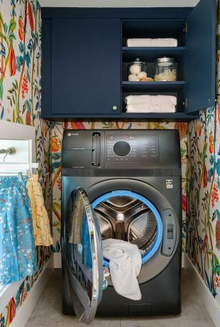 mesin cuci di sebuah ruangan
