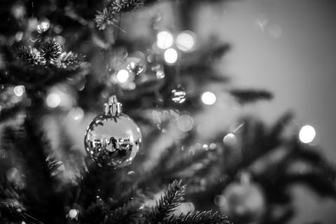 Pohon Natal dihiasi ornamen dan lampu Natal