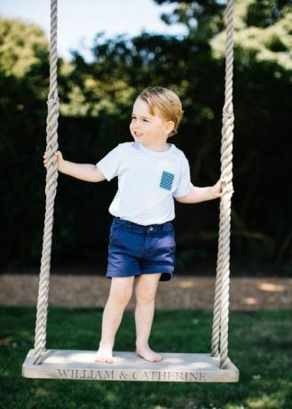 Pangeran George merayakan ulang tahun ketiganya di Anmer Hall, Norfolk, berdiri di ayunan pribadi oleh The Oak & Rope Company dari notonthehighstreet.com