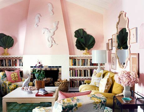 ruang tamu yang dicat merah muda dengan karpet dan perapian hijau