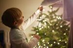 Cara Menggantung Lampu Natal di Pohon Anda