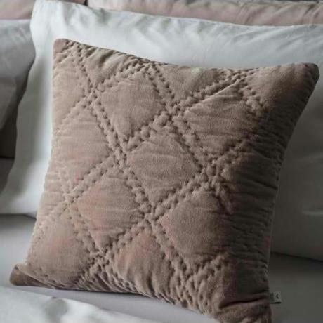 Iggy Quilted Cotton Velvet Cushion warna Blush