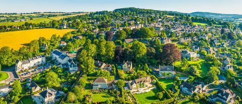 Panorama udara di atas rumah-rumah pedesaan di desa musim panas yang indah, Cotswolds