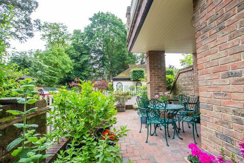 Oast House - Pinehurst South - Stephen Hawking - balkon - Cheffins