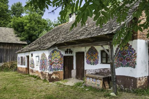 Rumah dicat di desa Zalipie, Malopolska alias wilayah Polandia Kecil, Polandia.