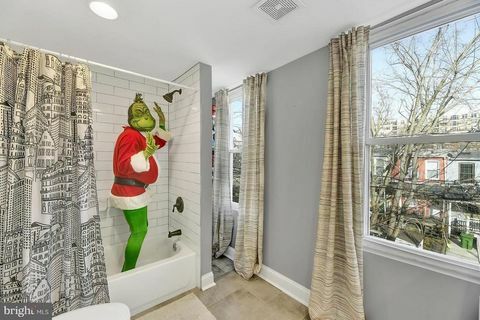 The Grinch membantu satu tim real estat Baltimore menjual rumah tiga kamar yang manis