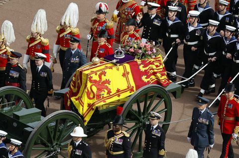 london, inggris 19 september iring-iringan pemakaman ratu yang dibawa dengan kereta senjata angkatan laut kerajaan berjalan di sepanjang mal pada 19 september 2022 di london, inggris elizabeth alexandra mary windsor lahir di bruton street, mayfair, london pada 21 april 1926 dia menikah dengan pangeran philip pada tahun 1947 dan naik tahta kerajaan bersatu dan persemakmuran pada 6 februari 1952 setelah kematian ayahnya, raja george vi ratu elizabeth ii meninggal di kastil balmoral di scotland pada 8 september 2022, dan digantikan oleh putra sulungnya, raja charles iii foto oleh chip somodevillegetty gambar-gambar