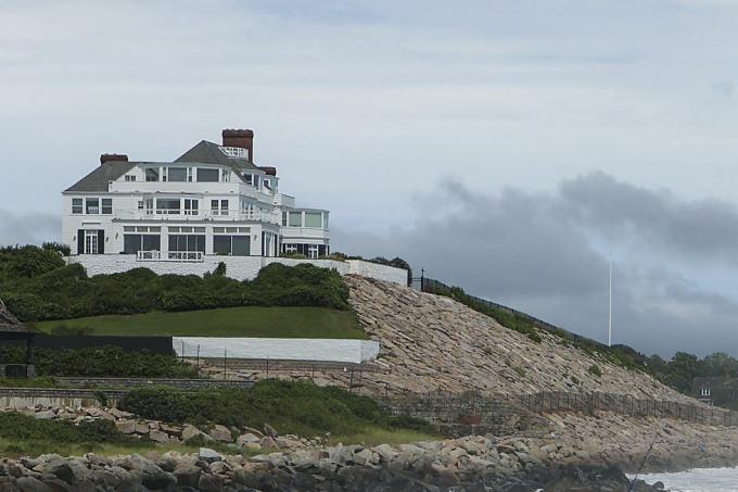 barat, ri 22 Agustus seorang pria memancing di mercusuar bukit arloji untuk mencari ikan bass dengan latar belakang rumah taylor swift selama mata badai tropis henri di barat, ri pada 22 Agustus 2021 foto oleh matthew j leethe boston globe via getty gambar-gambar