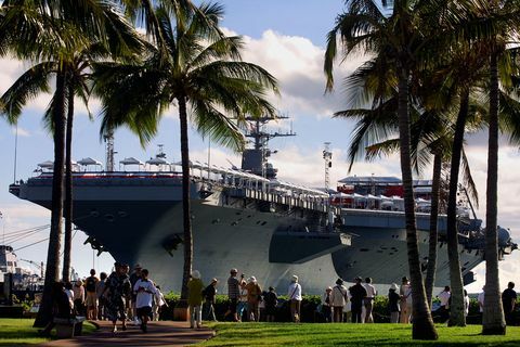 Turis mengunjungi USS Arizona Memorial Museum di